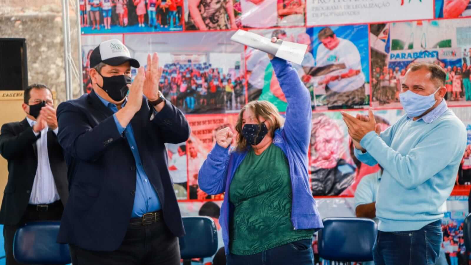 Prefeito e vice-prefeito de Itupeva entregam documento à moradora da cidade