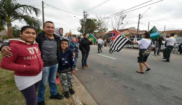 Mais de 2 mil pessoas desfilem em tradicional desfile do Novo Horizonte