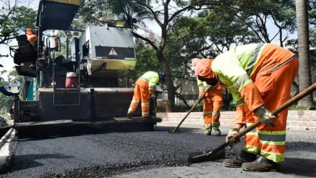 Profissionais fazendo recapeamento em rua de Jundiaí
