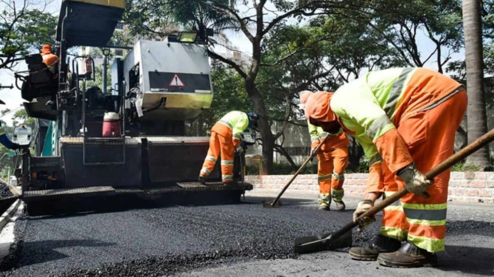 Profissionais fazendo recapeamento em rua de Jundiaí