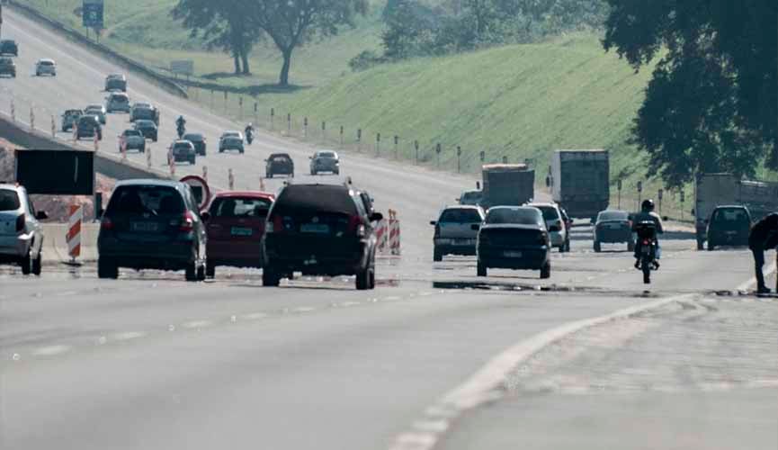 carros em rodovia