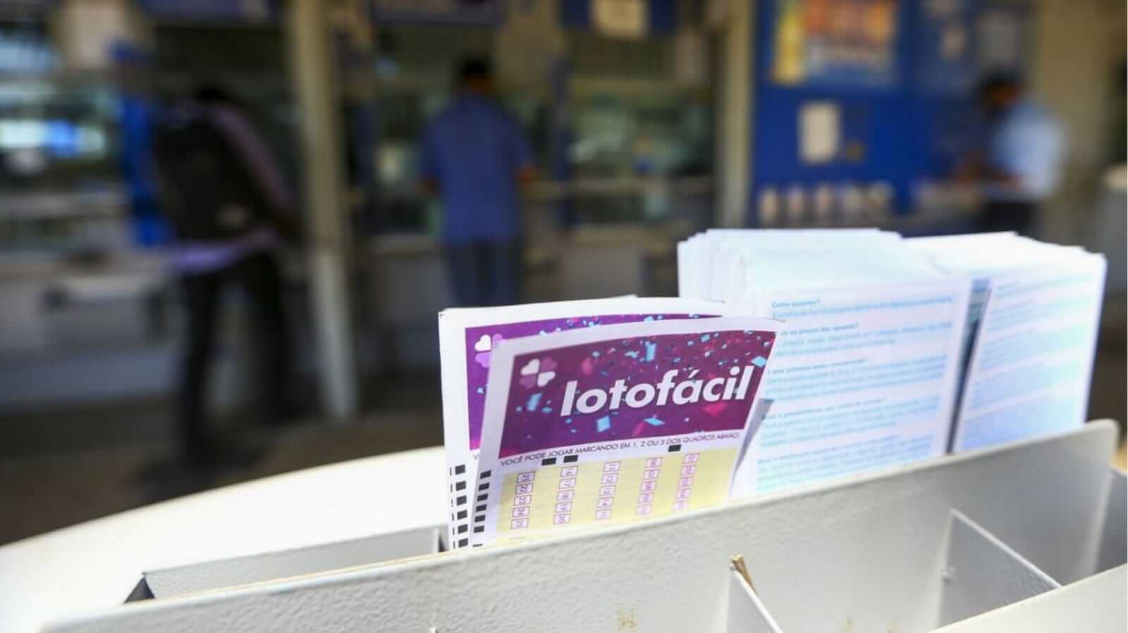 Caixa com cartelas de aposta da Lotofácil do concurso 3204