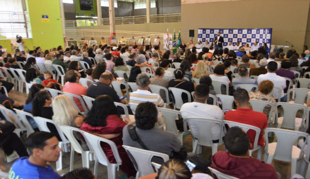 várias cadeiras plásticas em espaço amplo dentro do parque da uva de jundiaí, onde as pessoas estão sentadas acompanhando a formatura das turmas do fundo social de solidariedade