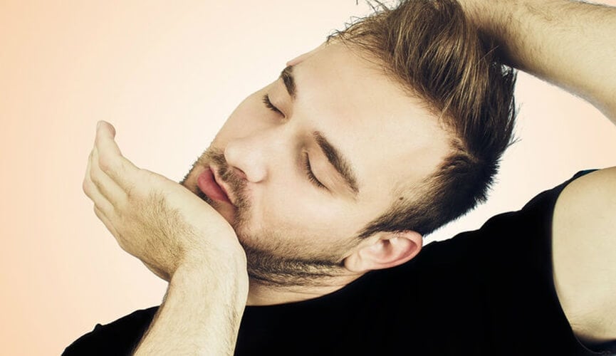 Mania de estalar o pescoço pode causar AVC, diz neurologista