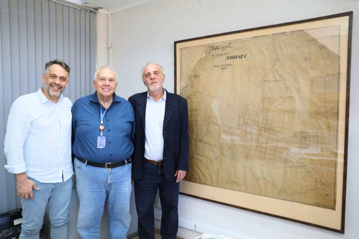 Marcelo Peroni, Walter da Costa e Silva Filho e Paulo Vicentini ao lado da planta recuperada de encanamentos e esgoto