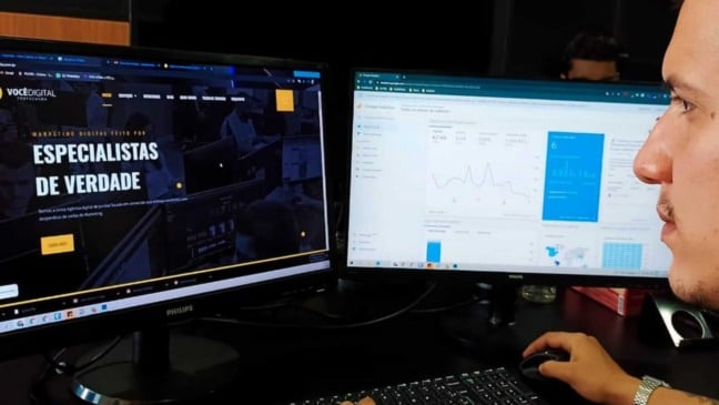 Homem em frente à computador