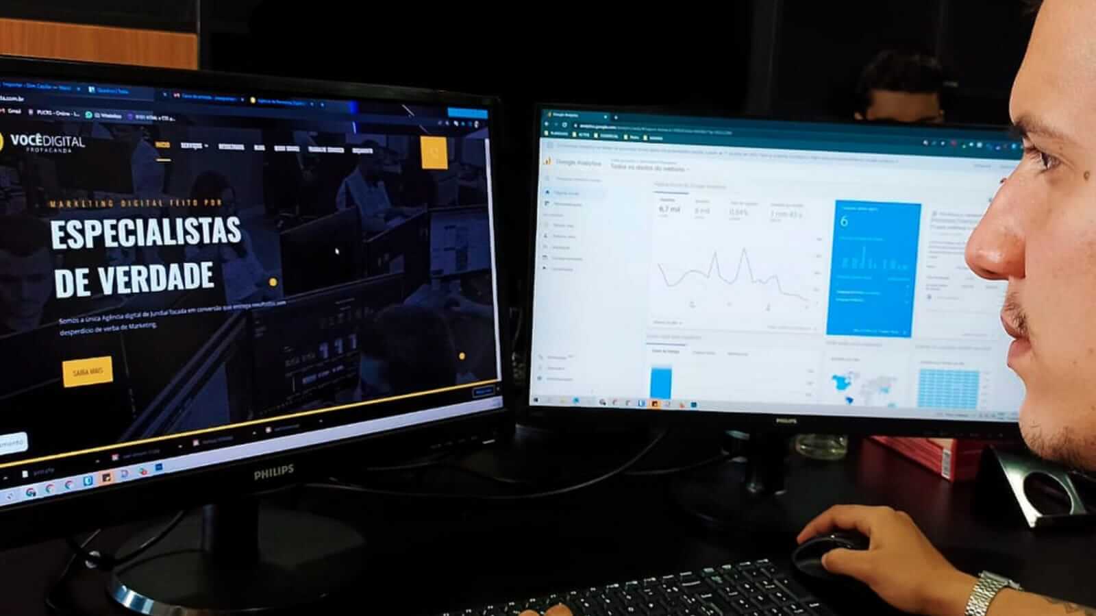 Homem em frente à computador