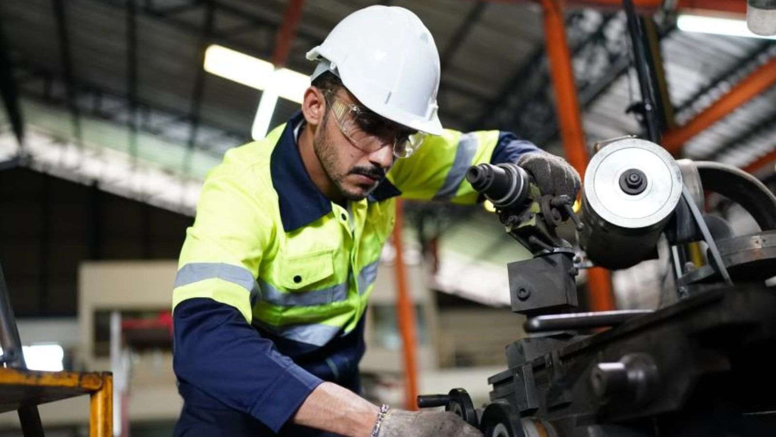 Operador trabalhando.