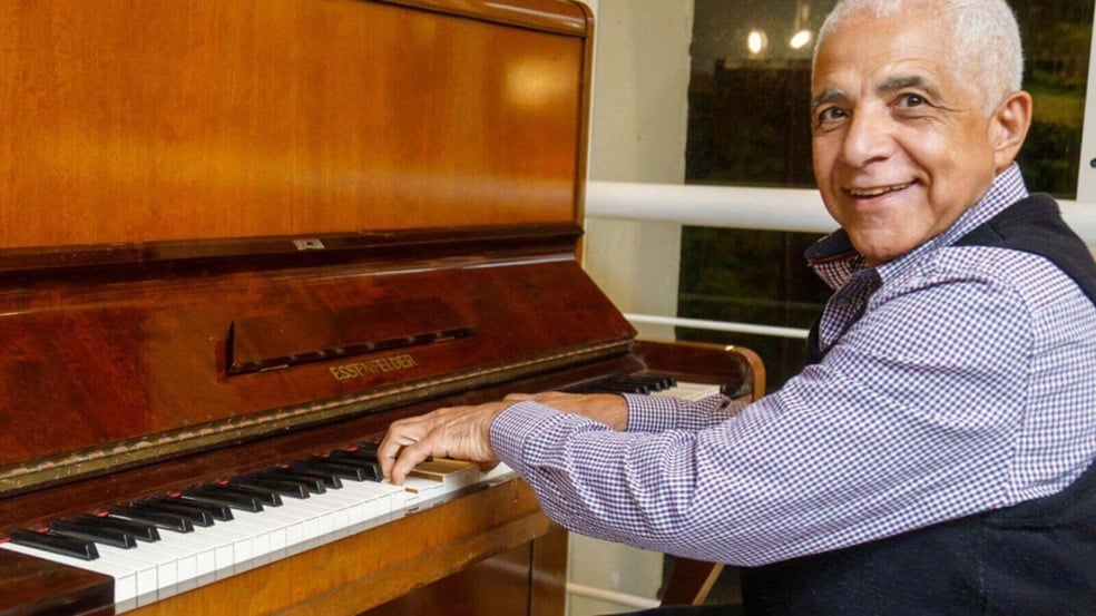 Maestro João Alves em piano