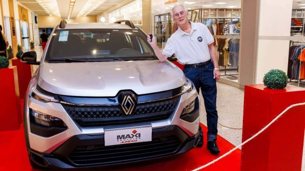 Homem idoso ao lado de carro Renault Kardian 0km no Maxi Shopping Jundiaí