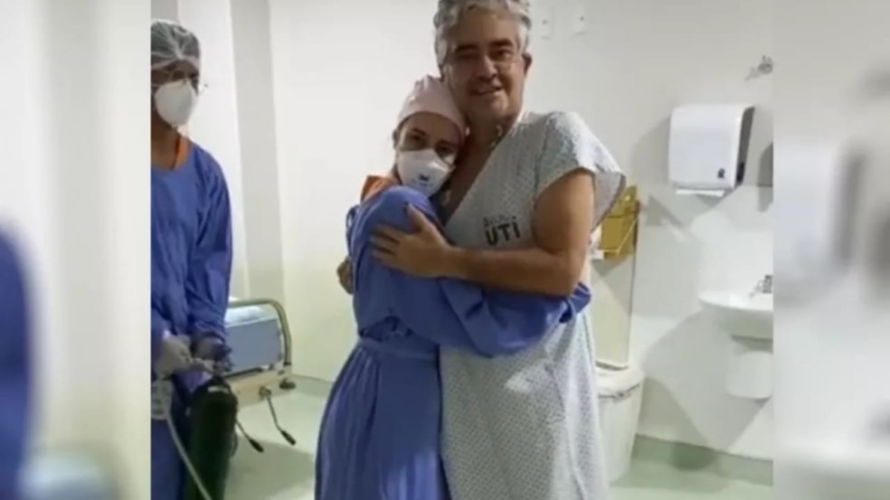 Médica abraçada com paciente