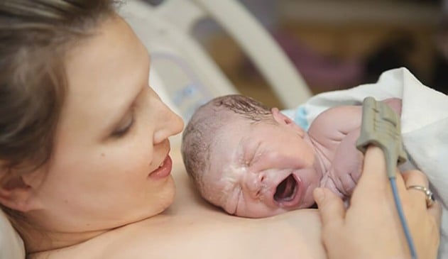 Médica pausa próprio parto