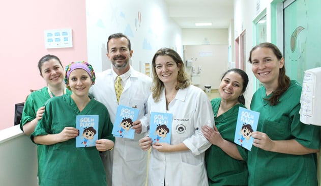 Médico cria gibi para 'acalmar' pacientes do Grendacc antes de cirurgia