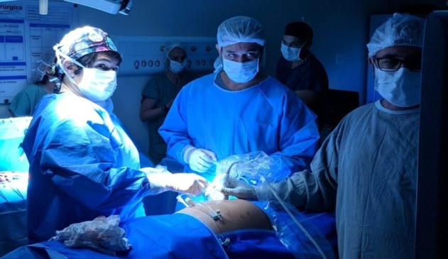 Médicos operam feto