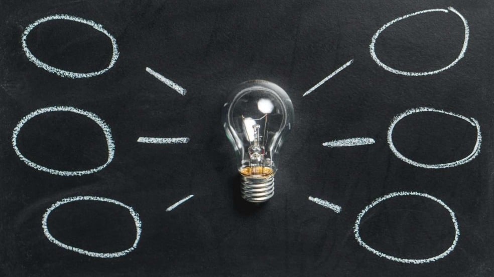 Lâmpada em quadro de giz.