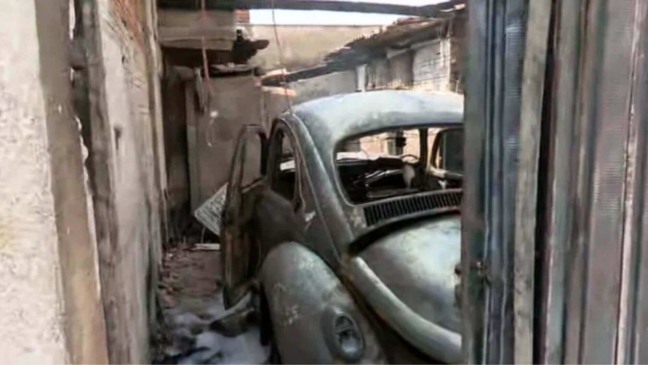 Carro em local após incêndio