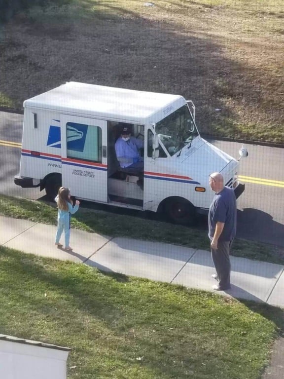 Menina com carteiros