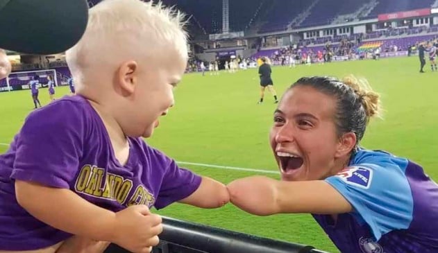 Carson Pickett e menino com deficiência