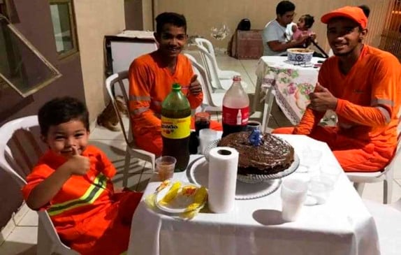 Menino de 4 anos convida garis para festa e se veste como eles