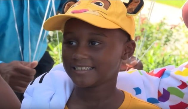 Após distribuir inúmeros cachorros-quentes, ele ganhou uma viagem surpresa do próprio parque