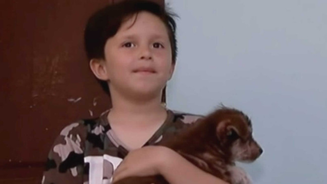 Menino com cachorro filhote