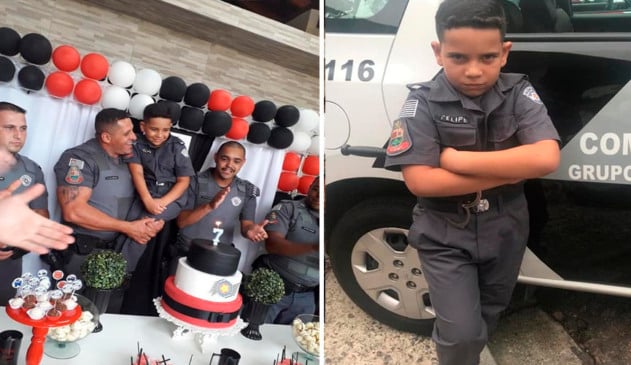 À direita, menino com policiais durante o parabéns Um policial segura ele no colo e outros ficam ao lado. A mesa é toda decorada em referências as cores da polícia e o bolo tem o logo da corporação. À esquerda, o menino em frente a um carro da policia militar com uma farda adaptada ao seu tamanho
