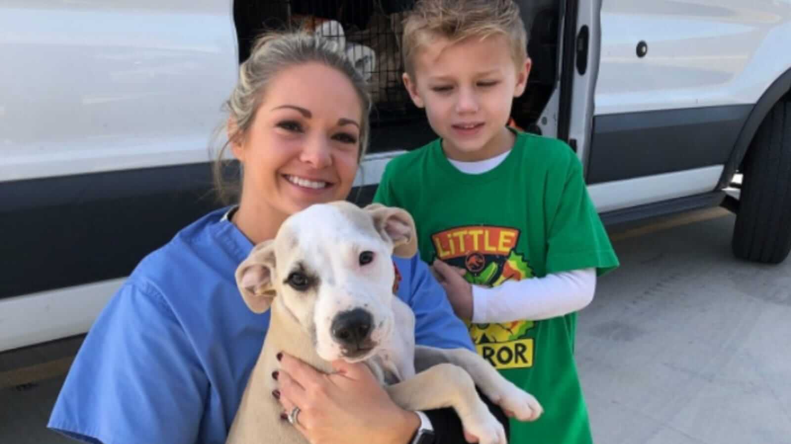 Mulher e menino com cachorro