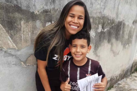 Garoto de Várzea Paulista que viralizou com barraca de geladinho ganha ingressos para jogo do Corinthians