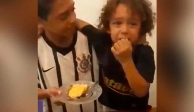 menino se emociona quando irmão diz que o primeiro pedaço do bolo é dele