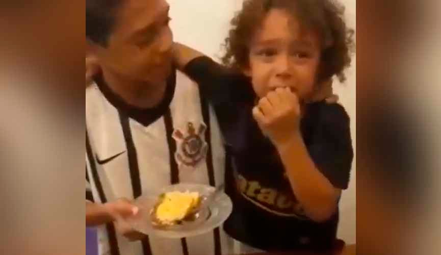 menino se emociona quando irmão diz que o primeiro pedaço do bolo é dele