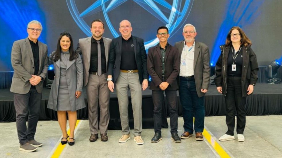 Autoridades de Itupeva com representantes da Mercedes-Benz.