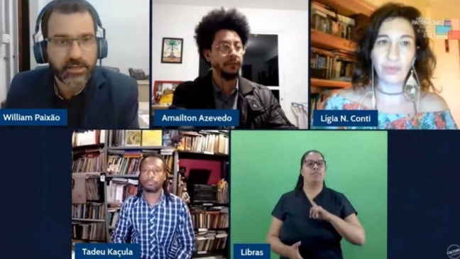 Cinco pessoas em chamada de vídeo