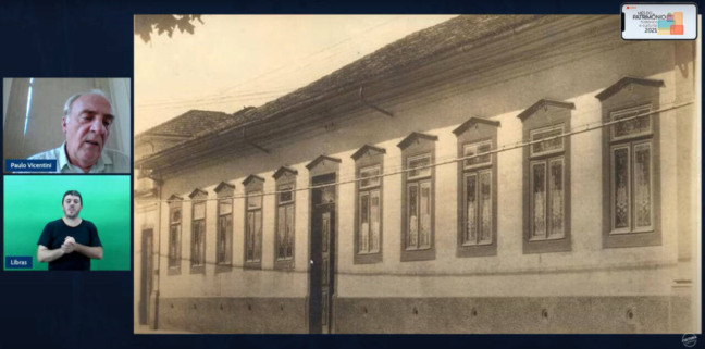 Chamada de vídeo com foto antiga de prédio de Jundiaí