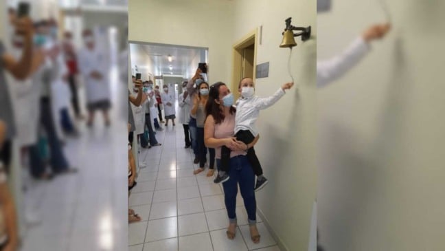 Miguel, de 4 anos, ao lado da mãe Márcia, tocou o sino da vitória no Grendacc e comemorou o fim do tratamento efetivo contra um câncer raríssimo