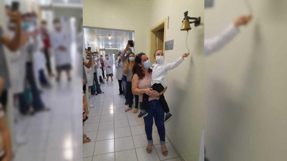Miguel, de 4 anos, ao lado da mãe Márcia, tocou o sino da vitória no Grendacc e comemorou o fim do tratamento efetivo contra um câncer raríssimo