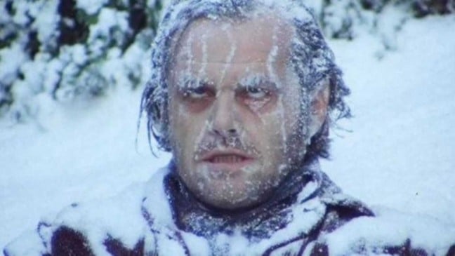 Homem na neve congelando