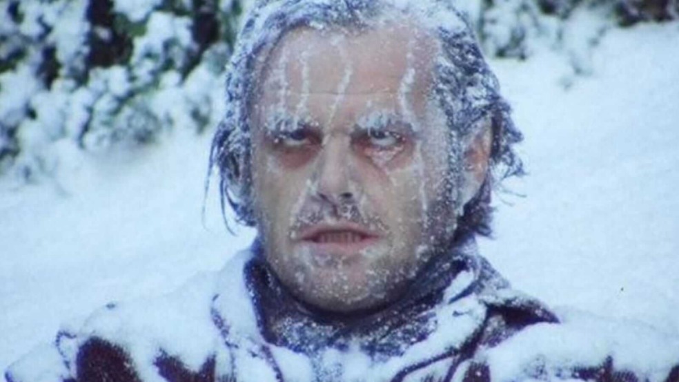 Homem na neve congelando