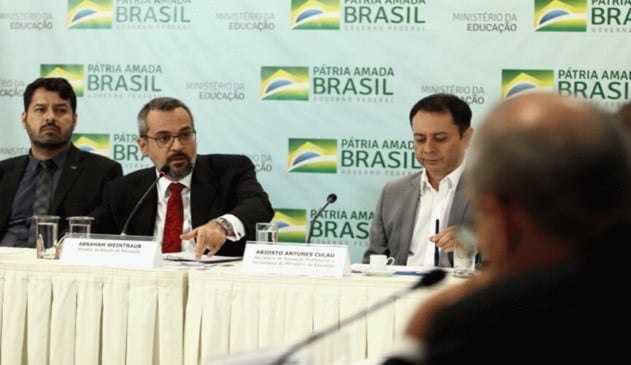 Ministro da Educação escreve 2 vezes “paralisação” com “z” em ofício