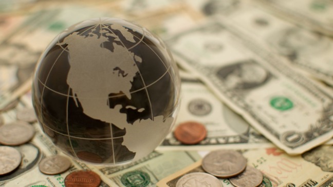 A Era das contradições: o jovem rico no oriente e a pobreza no ocidente