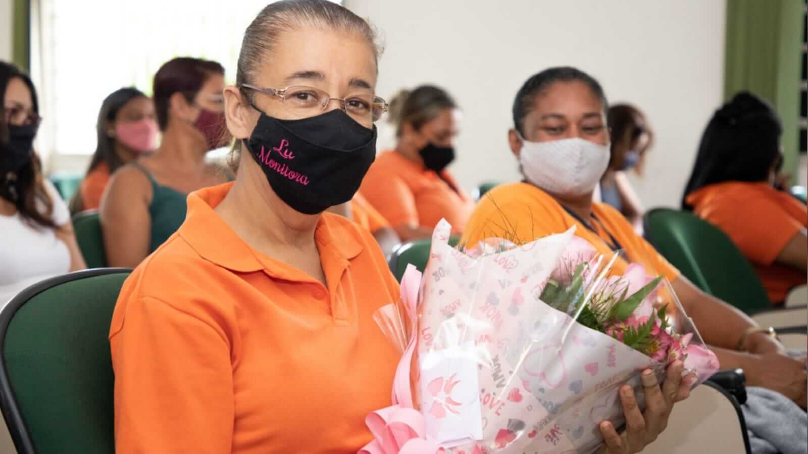 Mulher com buquê de flores na mão