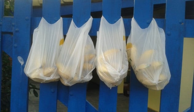 Morador de Itupeva continua colocando frutas no portão para quem quiser pegar