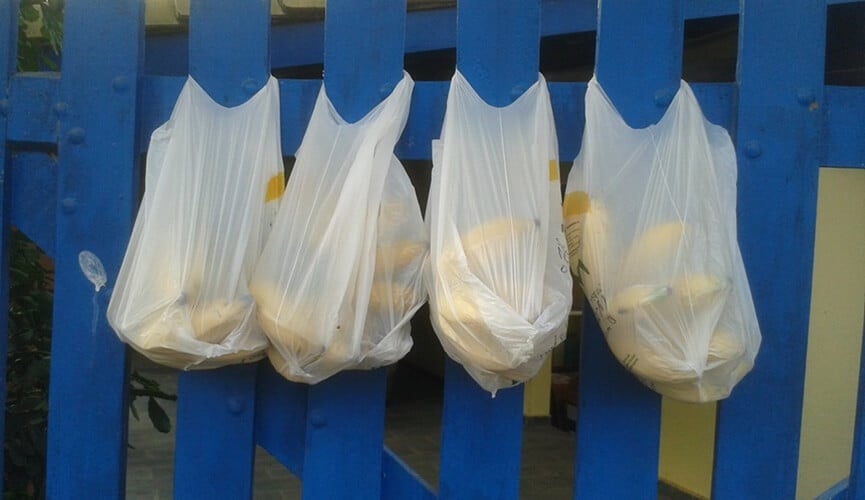 Morador de Itupeva continua colocando frutas no portão para quem quiser pegar