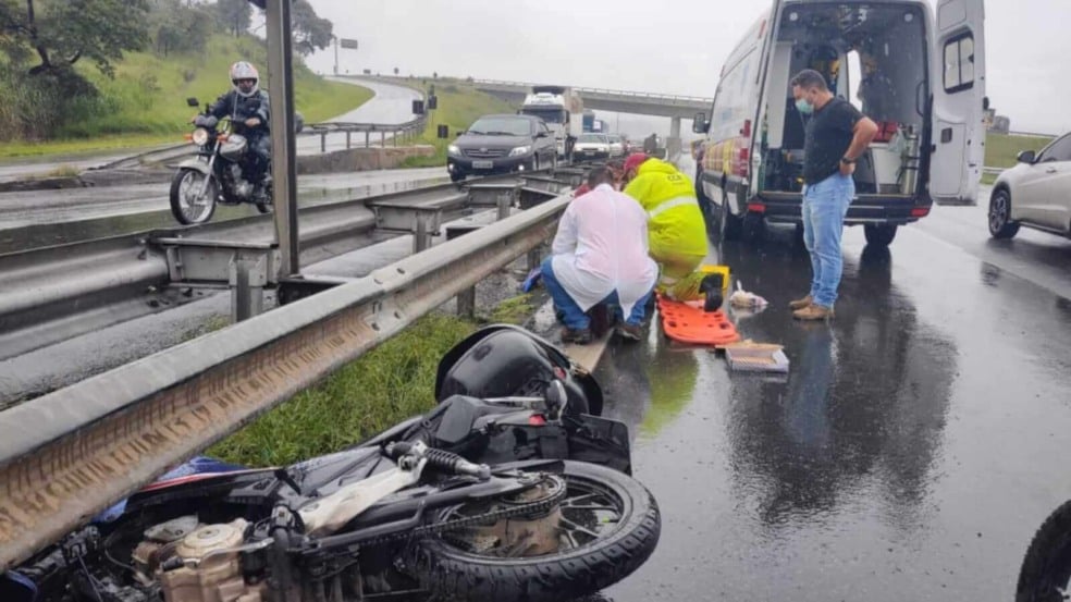 Socorrista atendendo motociclista após acidente em Jundiaí