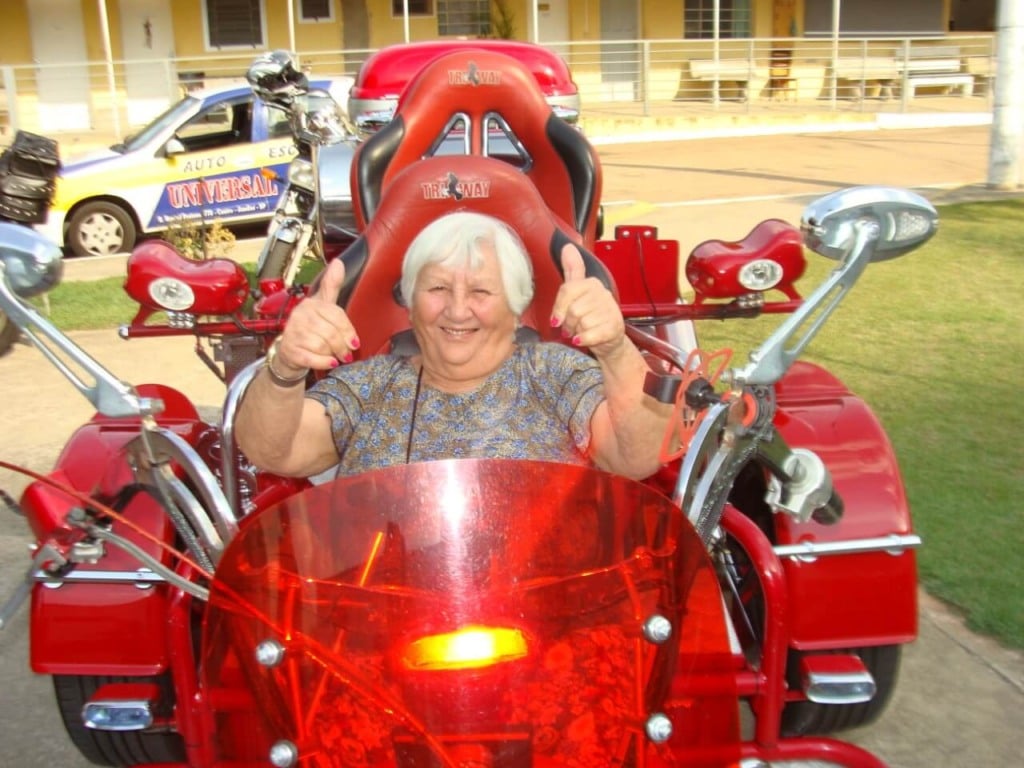 Vovó se divertindo no triciclo (Foto: Divulgação/Rocco) Vovó se divertindo no triciclo (Foto: Divulgação/Rocco)