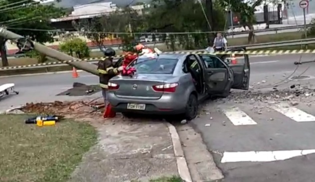 Motorista bate em poste e fica preso nas ferragens em Jundiaí