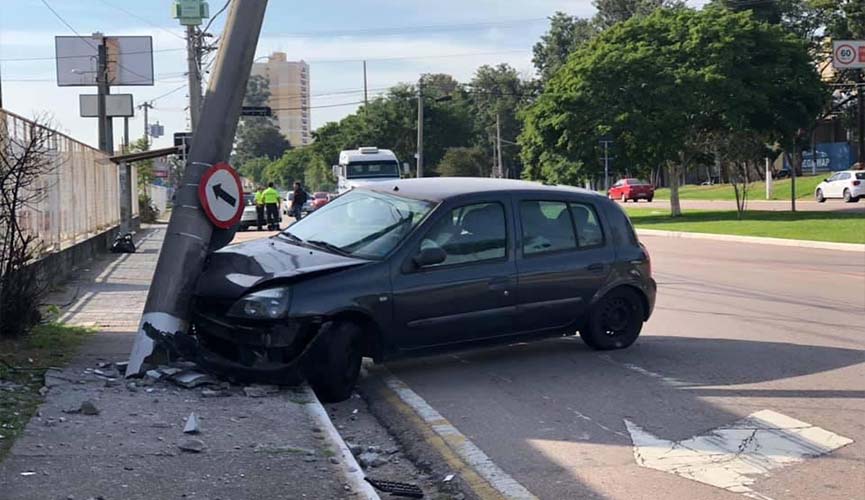 mulher bate em poste na luís latorre