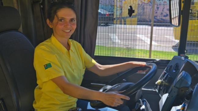 Mulher motorista de ônibus