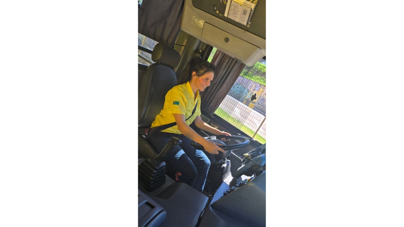 Mulher motorista de ônibus