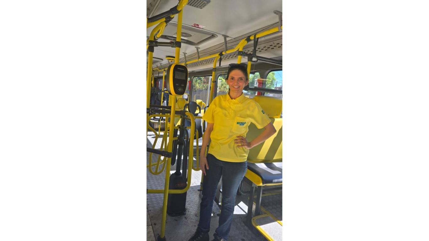 Mulher motorista de ônibus