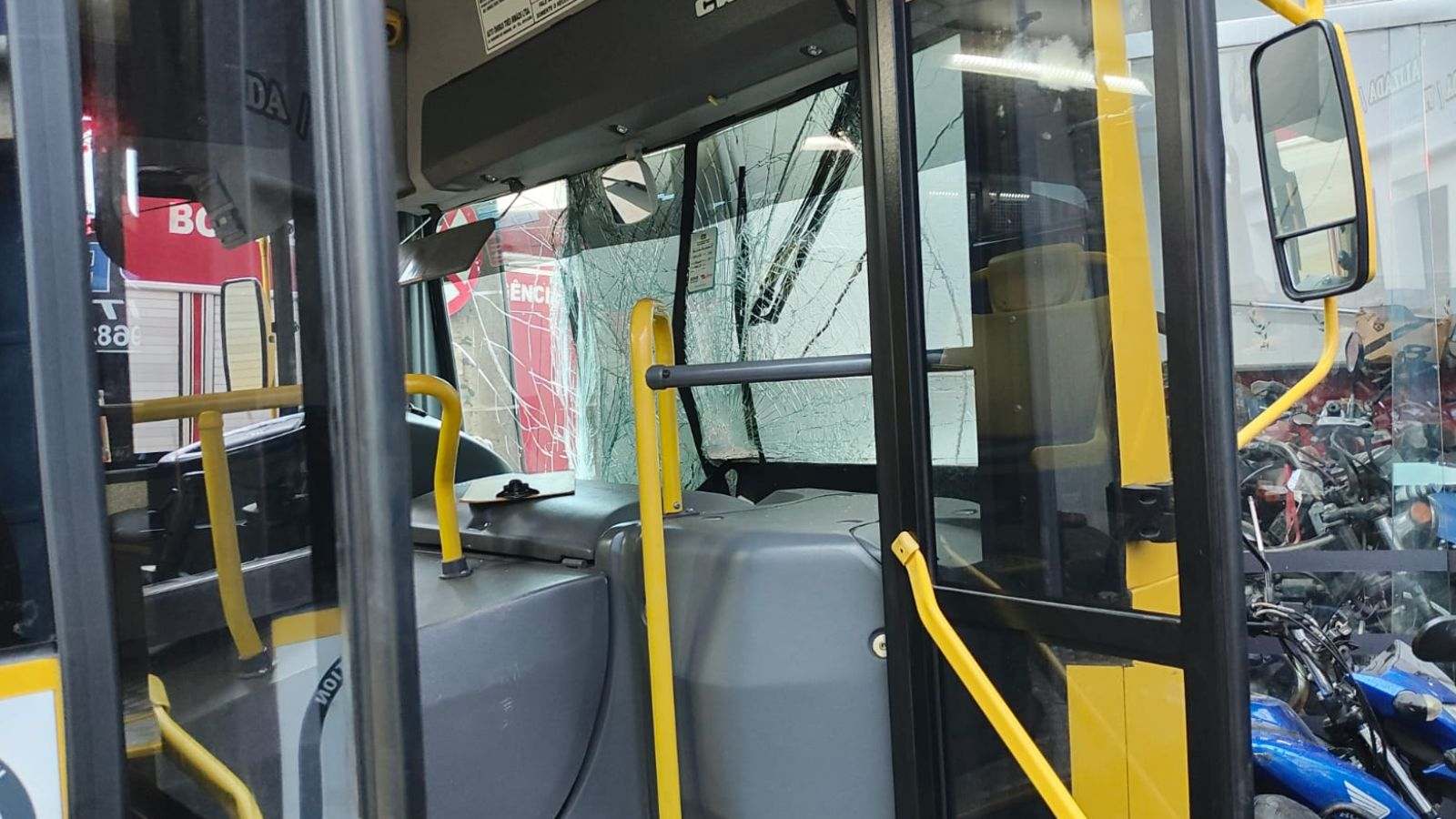 Ônibus bateu em loja de motos